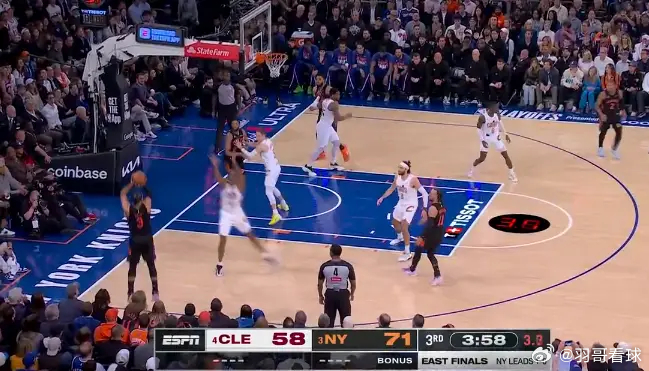 NBA季后赛，骑士对阵尼克斯的比赛正在进行中。第三节比赛中，哈特底角三分再中砍下