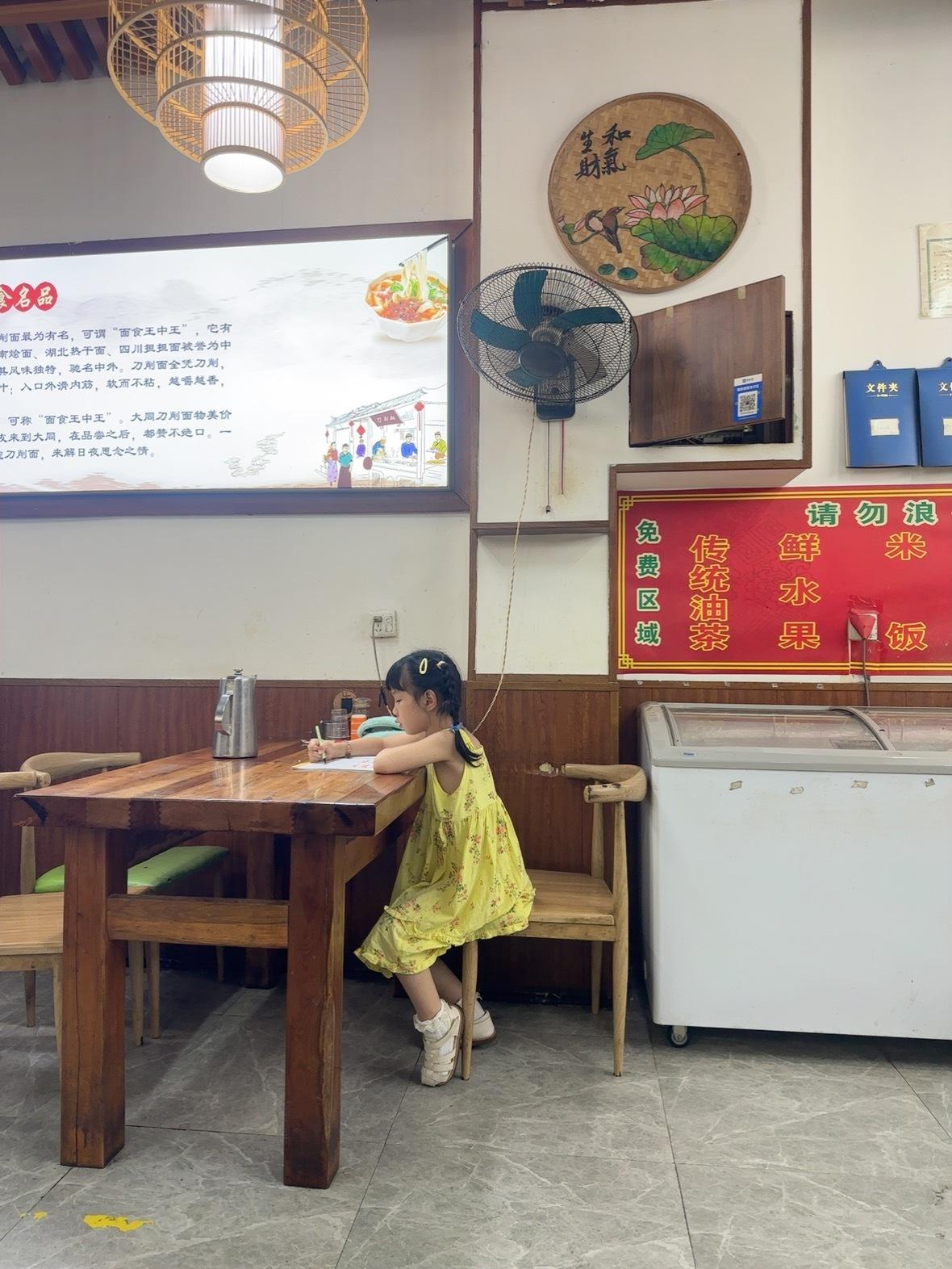 孩子吃完饭 去隔壁桌写作业去了我何德何能啊！！！ 