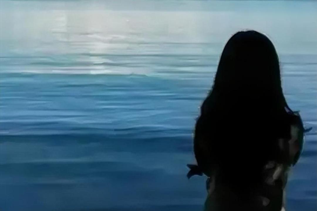 疲惫时
给自己一段不被打扰的沉默
哪怕只有五分钟的深呼吸
真正的放下反而是更全然