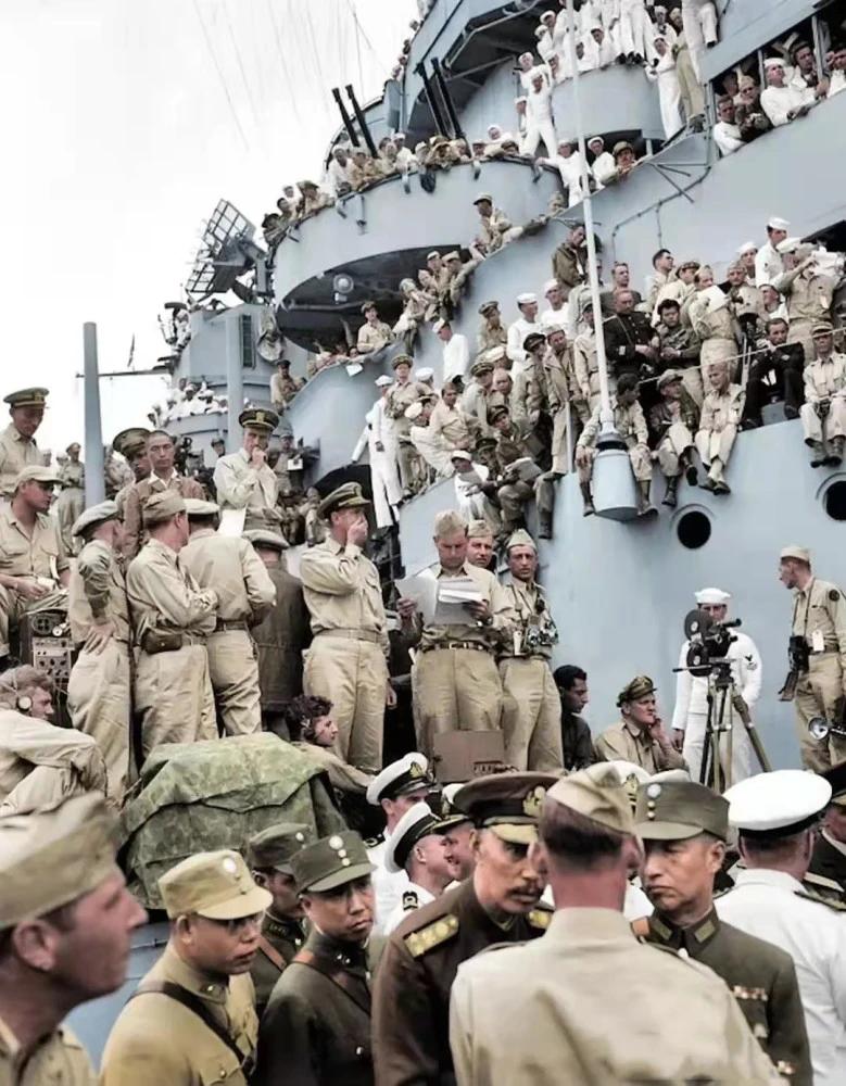1945年9月2日，东京湾海面之上，密苏里号战列舰的甲板记录下了足以载入史册的一