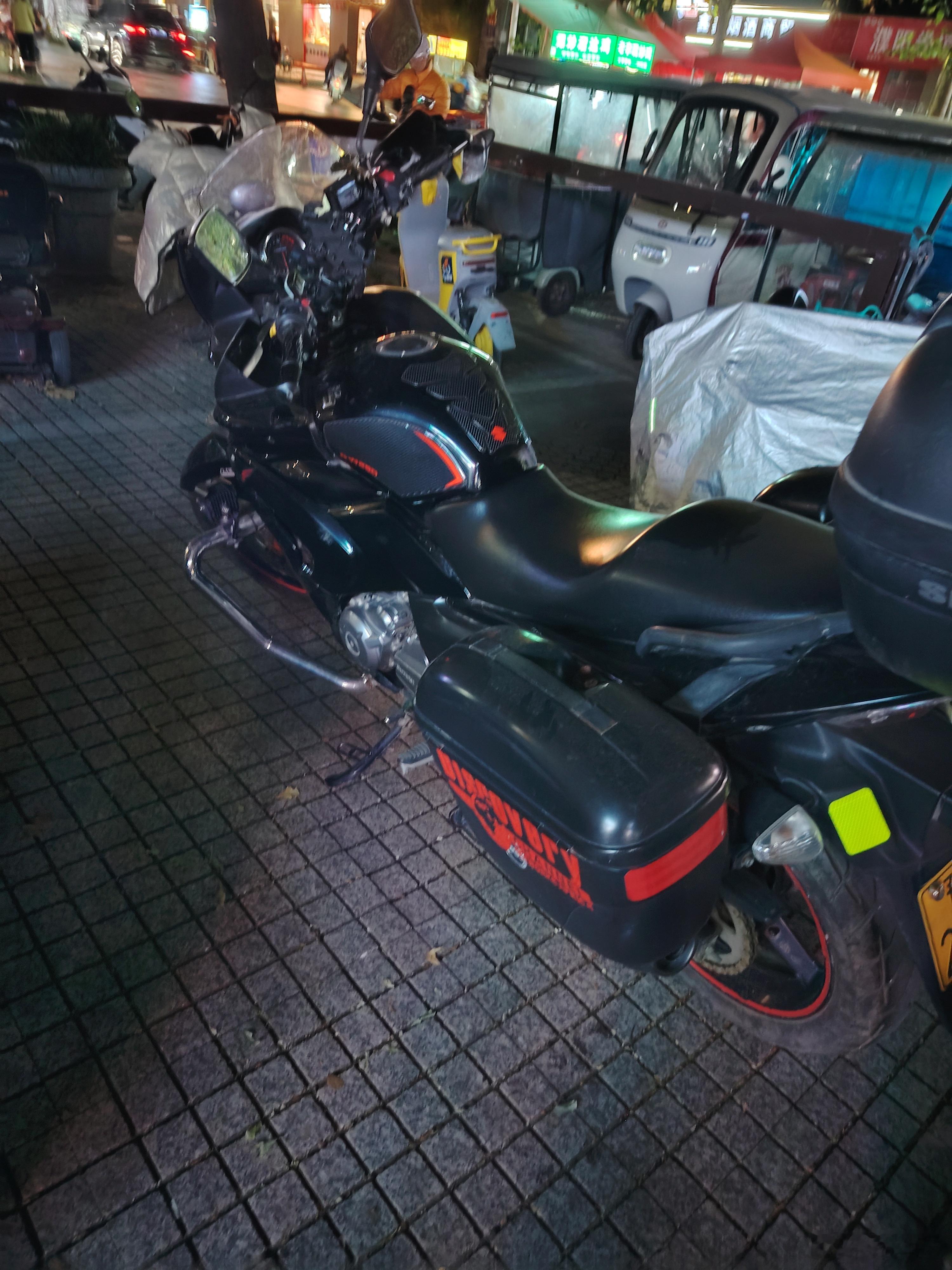 幼儿园的仔仔看到这辆摩托车，不时地发出赞叹：“哇塞，好酷呀，哇塞，好帅呀，妈妈，