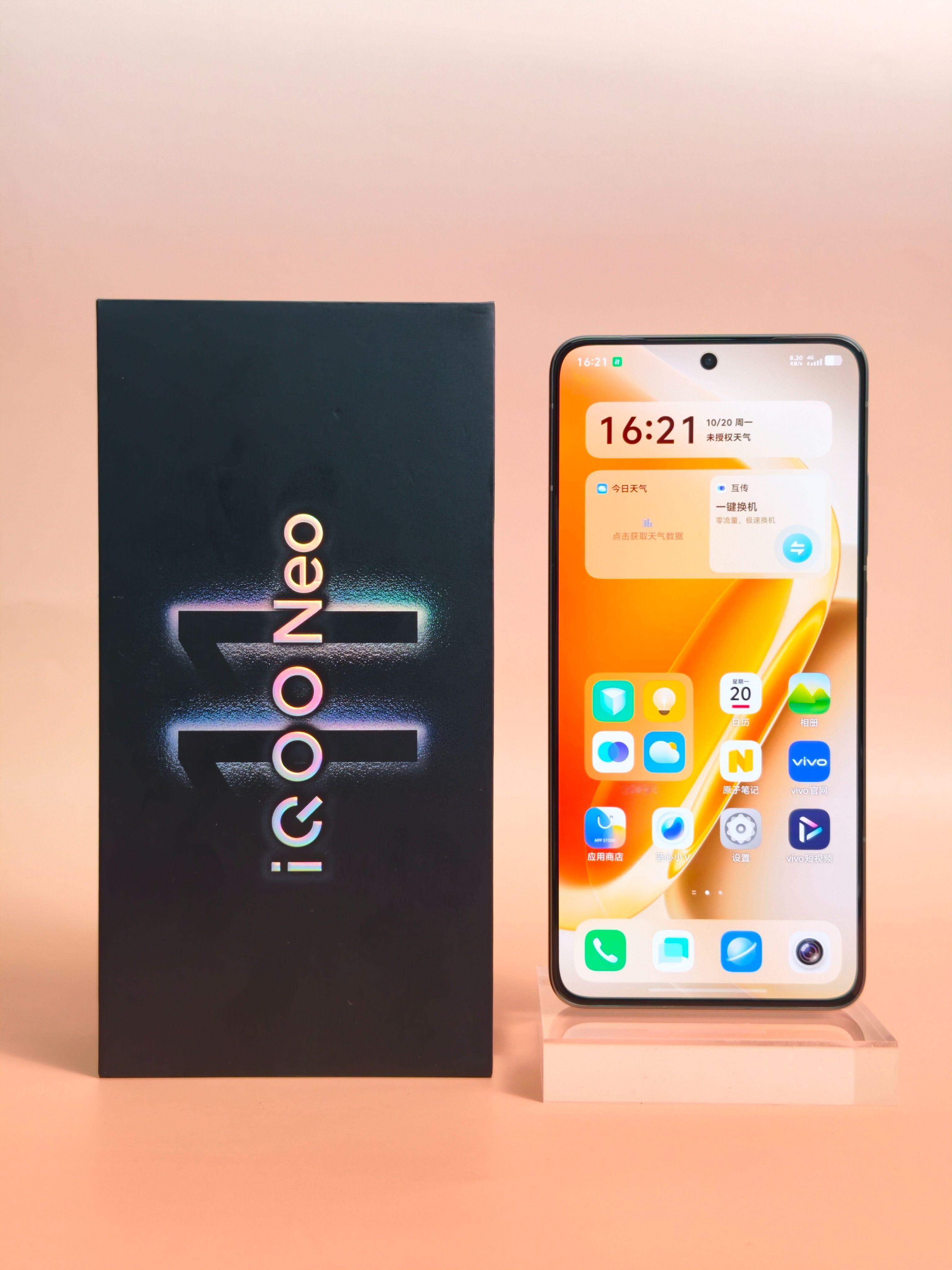 来啦~来啦~iQOO的配色潮出了新花样，iQOO Neo11的「像素方橙」帅不帅