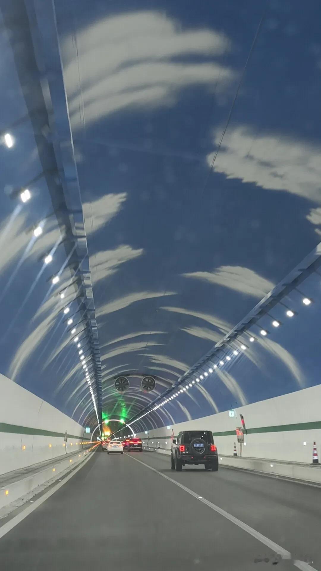 穿过天山胜利隧道 旅程圆满结束5.30

这次旅程的归途老公专门计划了走一趟天山