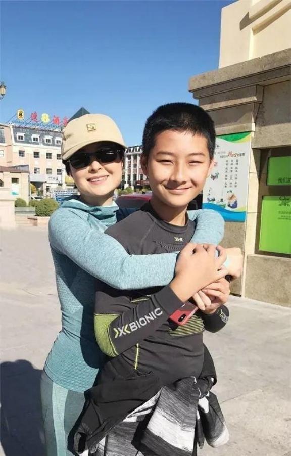 42岁的央视主持人张泉灵辞去工作后，趁着60岁的丈夫不注意，带着存款147万，前