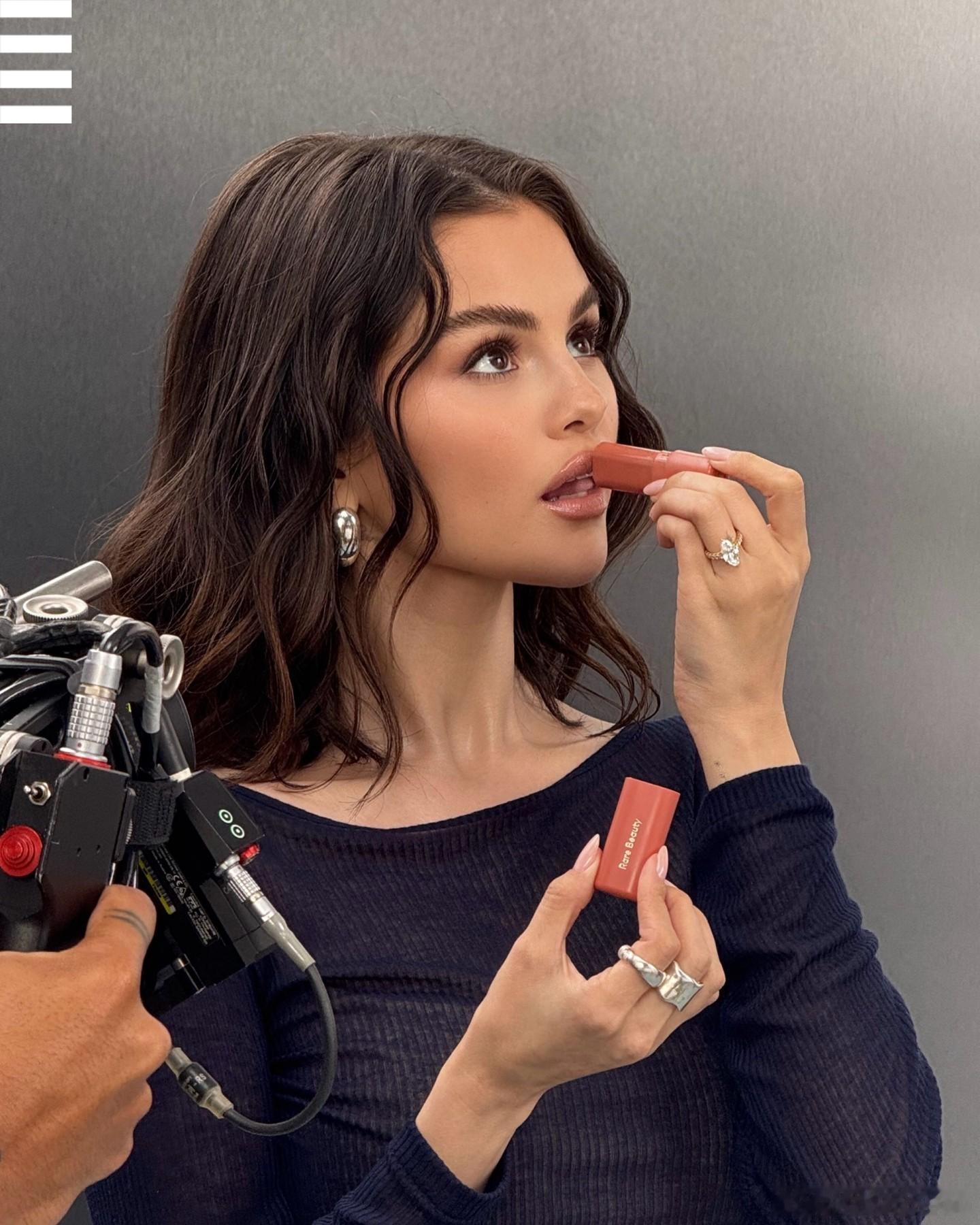 Selena Gomez赛琳娜戈麦斯为自家rare beauty新推出的Find