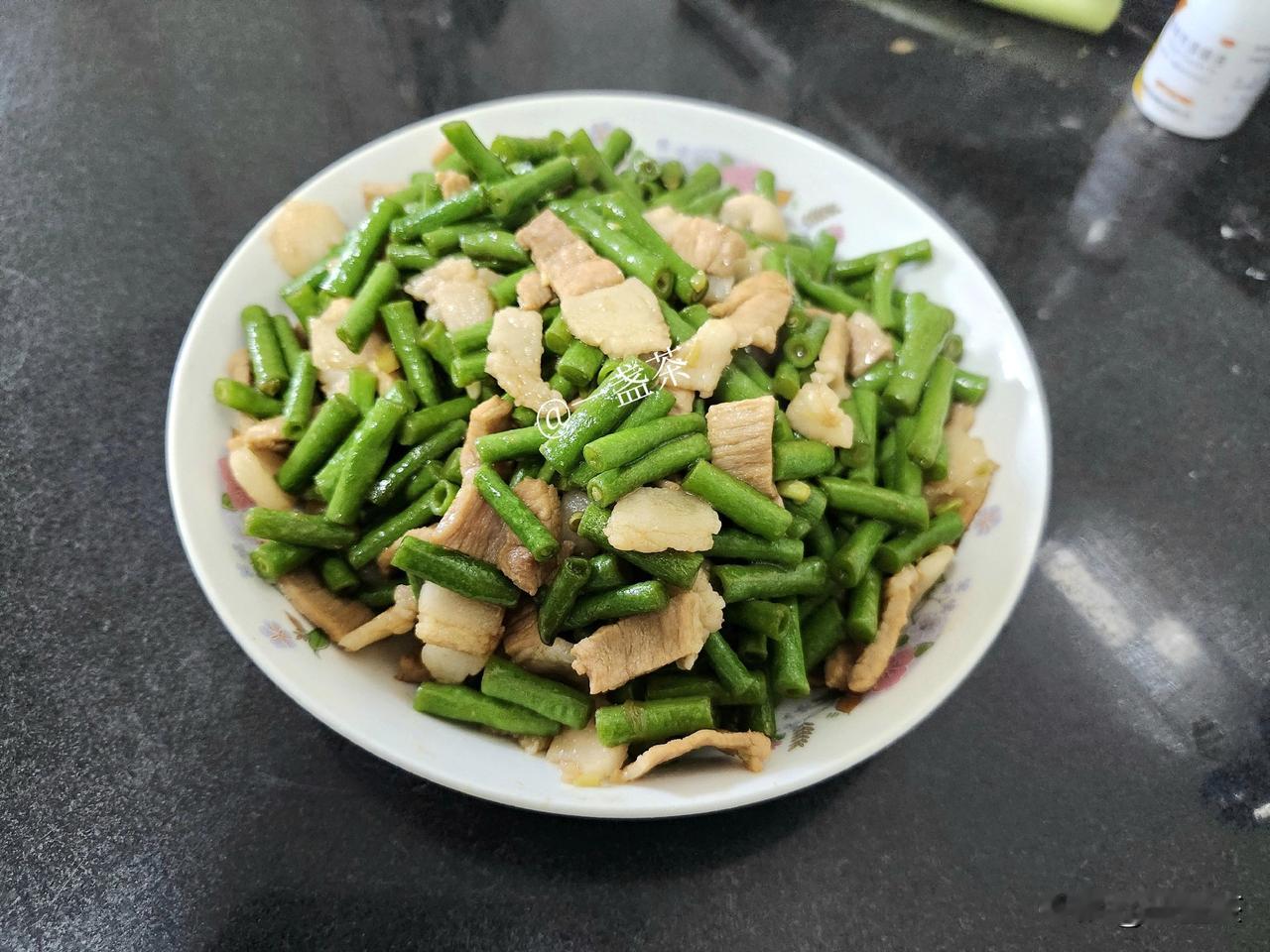 晚上用肉片炒豇豆，老伴吃了多半个馒头，一碗玉米面粥。

下午四点我提前从冰箱里拿