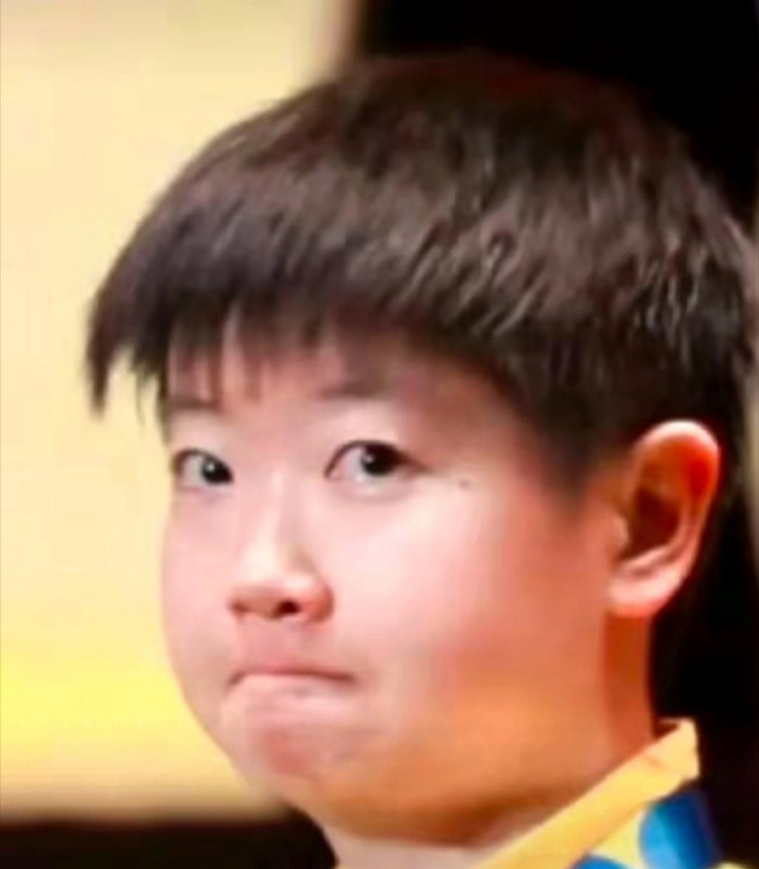 看孙颖莎输掉比赛，没哭；可瞧见领奖台上的她，我却破防了！凭什么有人把她当卖票工具