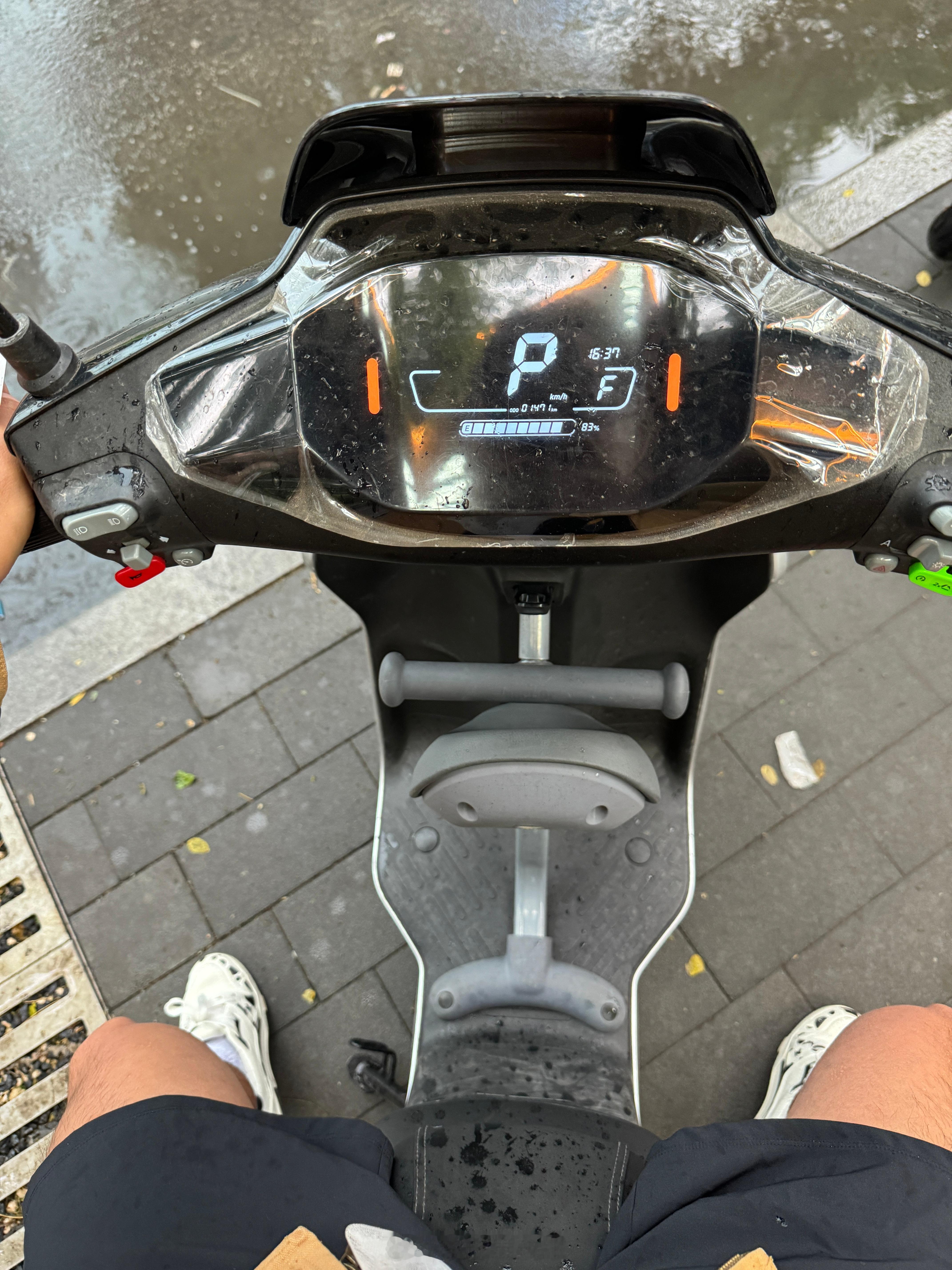 北京下大雨了，骑车好冷，好想有一台库里南帮我遮风避雨啊[泪] ​​​