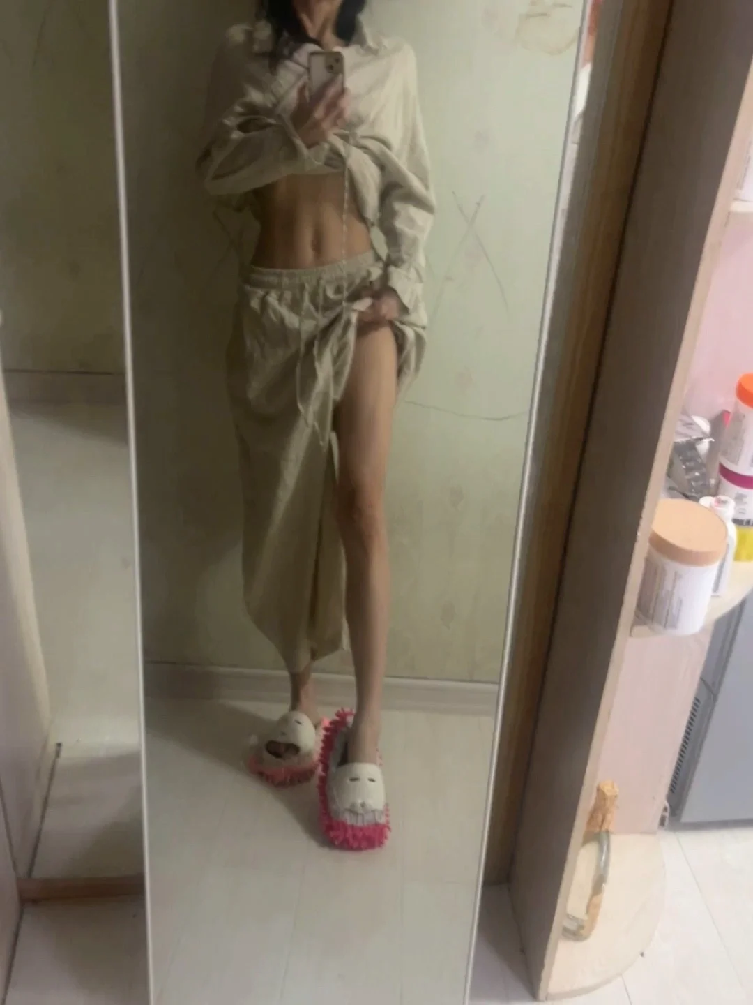88年老阿姨身材管理，趁擦地的时候看看镜子