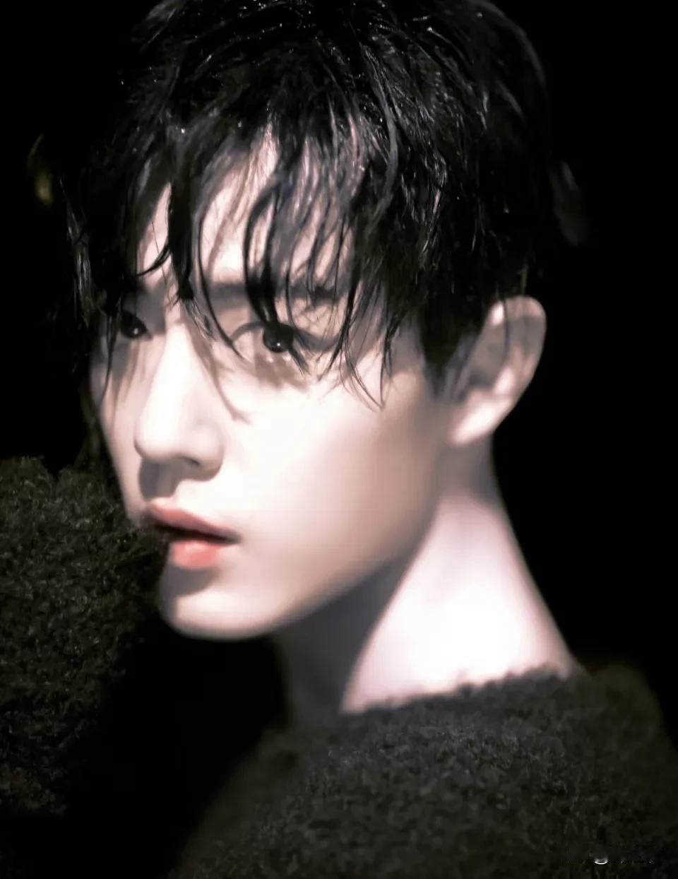 跟有些明星只能摆pose在固定角度和表情拍照，然后出好看的精修照不同。

肖战他