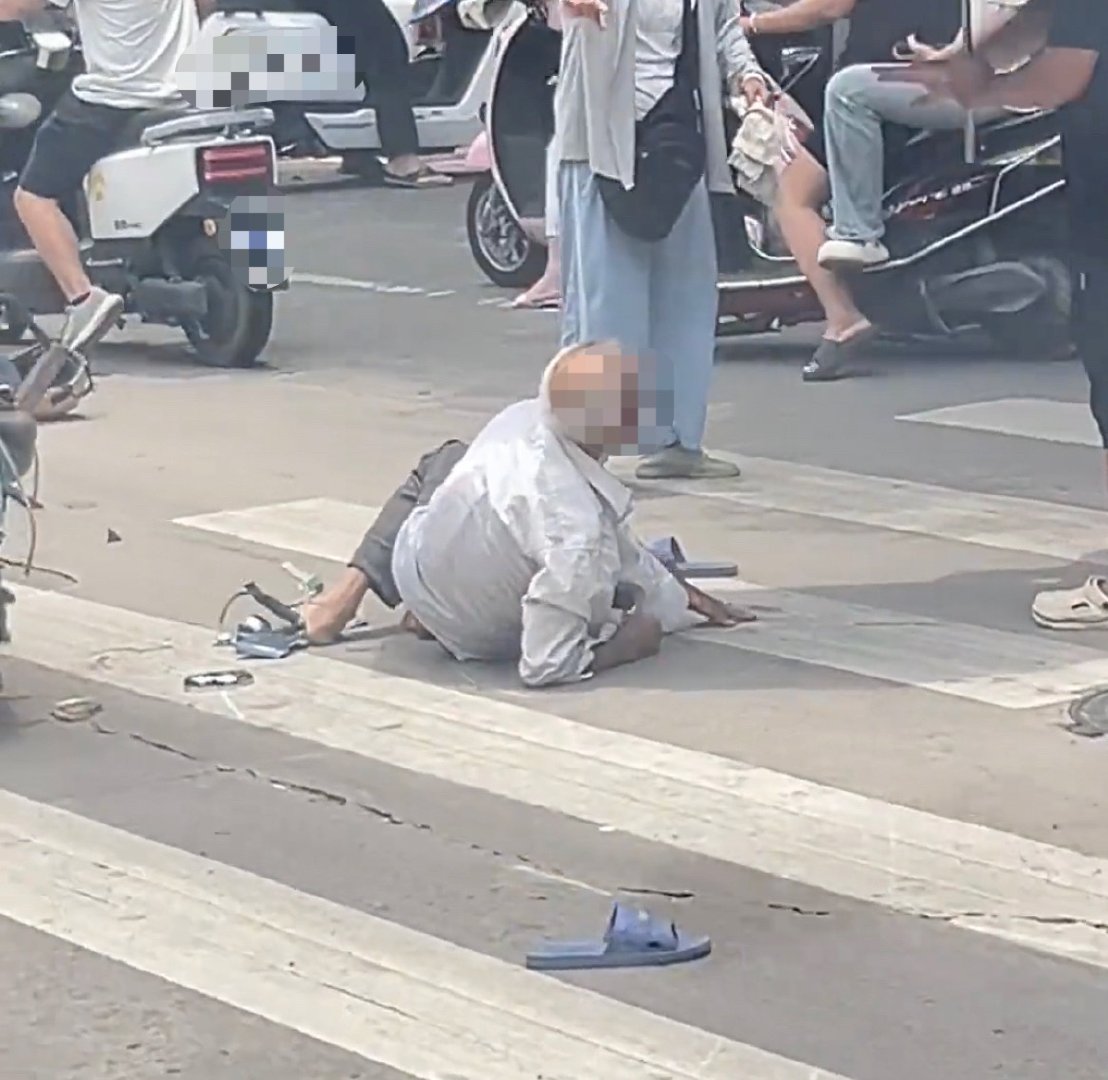 【玉林水某社新区路口两电车碰撞大爷受伤】8月13日，玉林市人民中路水某社新区斑马
