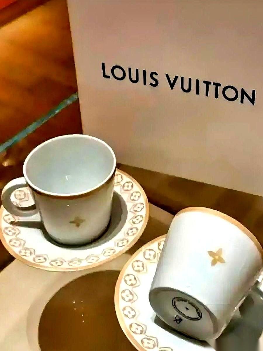 听说LV要告一个奶茶品牌，真的，我差点没笑死。
就因为人家十几块钱的奶茶杯，长得