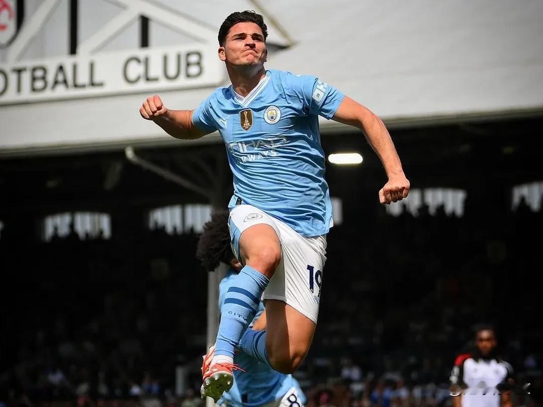 24岁的阿尔瓦雷斯职业生涯15座冠军奖杯一览：
1、2018赛季（1个）：南美解