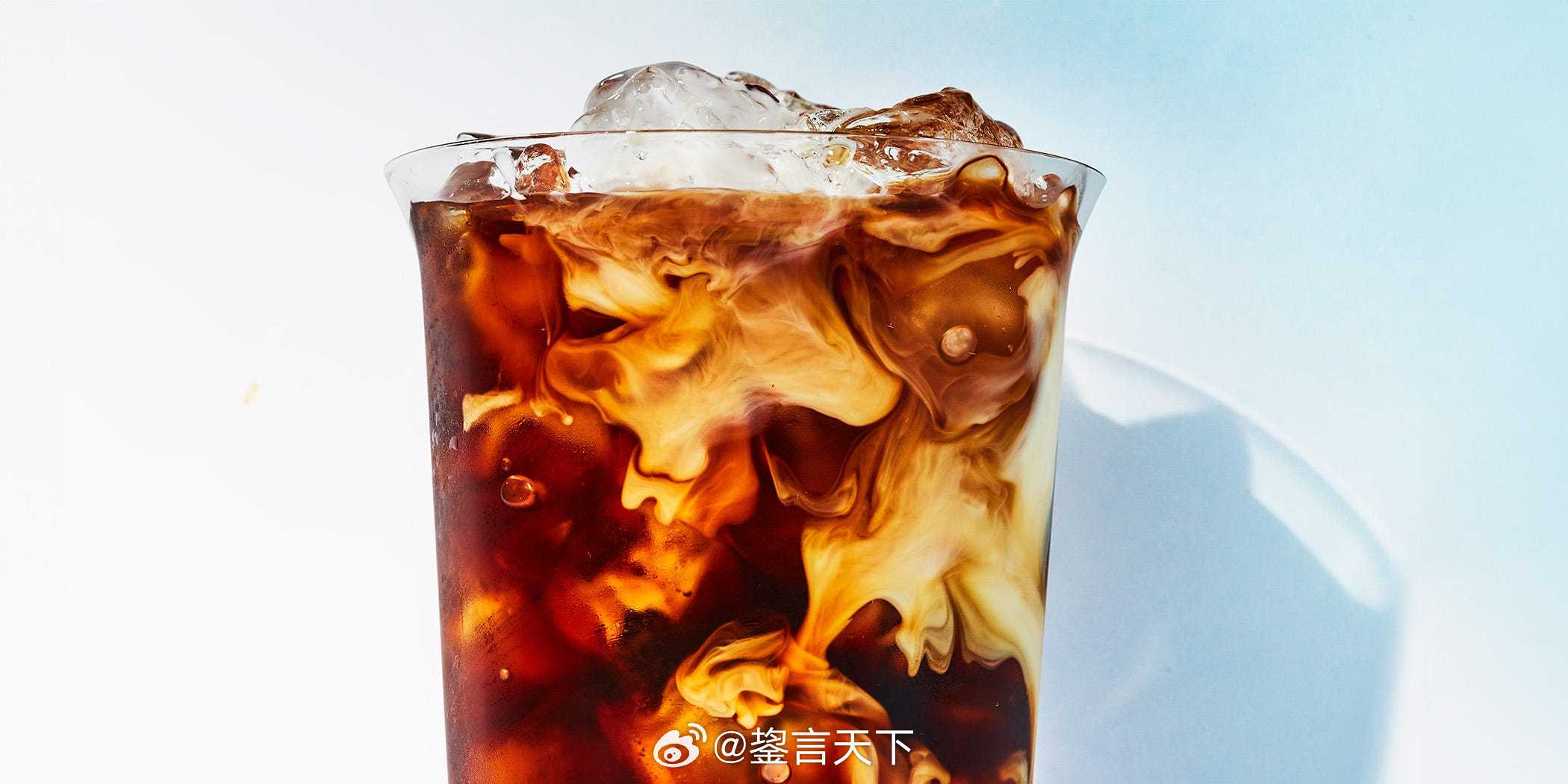 含咖啡因饮料可能与较低的痴呆症风险有关 一项最新研究发现，每天饮用含咖啡因的咖啡