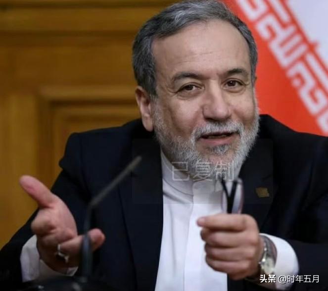 一开始特朗普说："霍尔木兹海峡必须开放。"
接着他说："我来给船只保险和护航。"