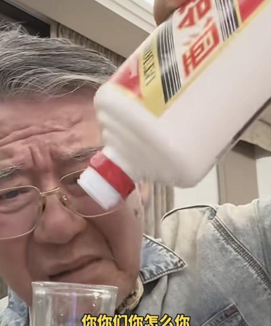 著名演员李立群含泪发视频，表示家被儿子给抄了，82年李立群自称价值不菲珍藏茅台被