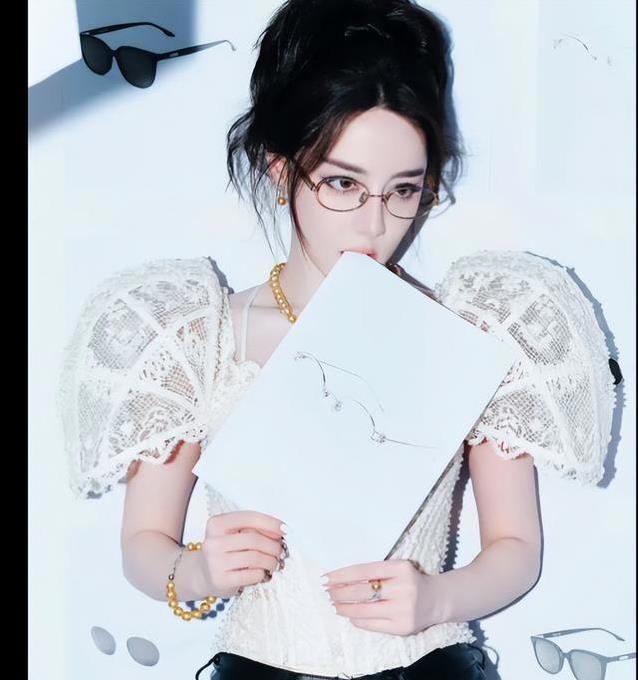 MSN新闻推送了一个迪丽热巴的“新造型”，这是准备走那个张靓颖上次那个戴眼镜（包