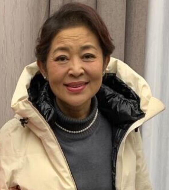 一睹尊容莫惊讶，
央视曾经大姐大。
如今以然进老龄。
合家幸福过当下。