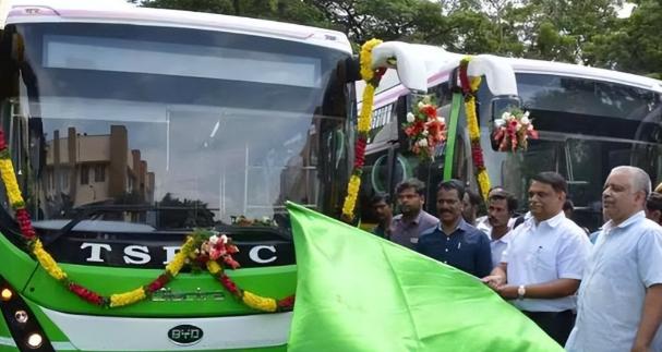 据印媒报道，印度商务部严重谴责中国比亚迪，让印度人先付款后提车的商业行为。印媒说