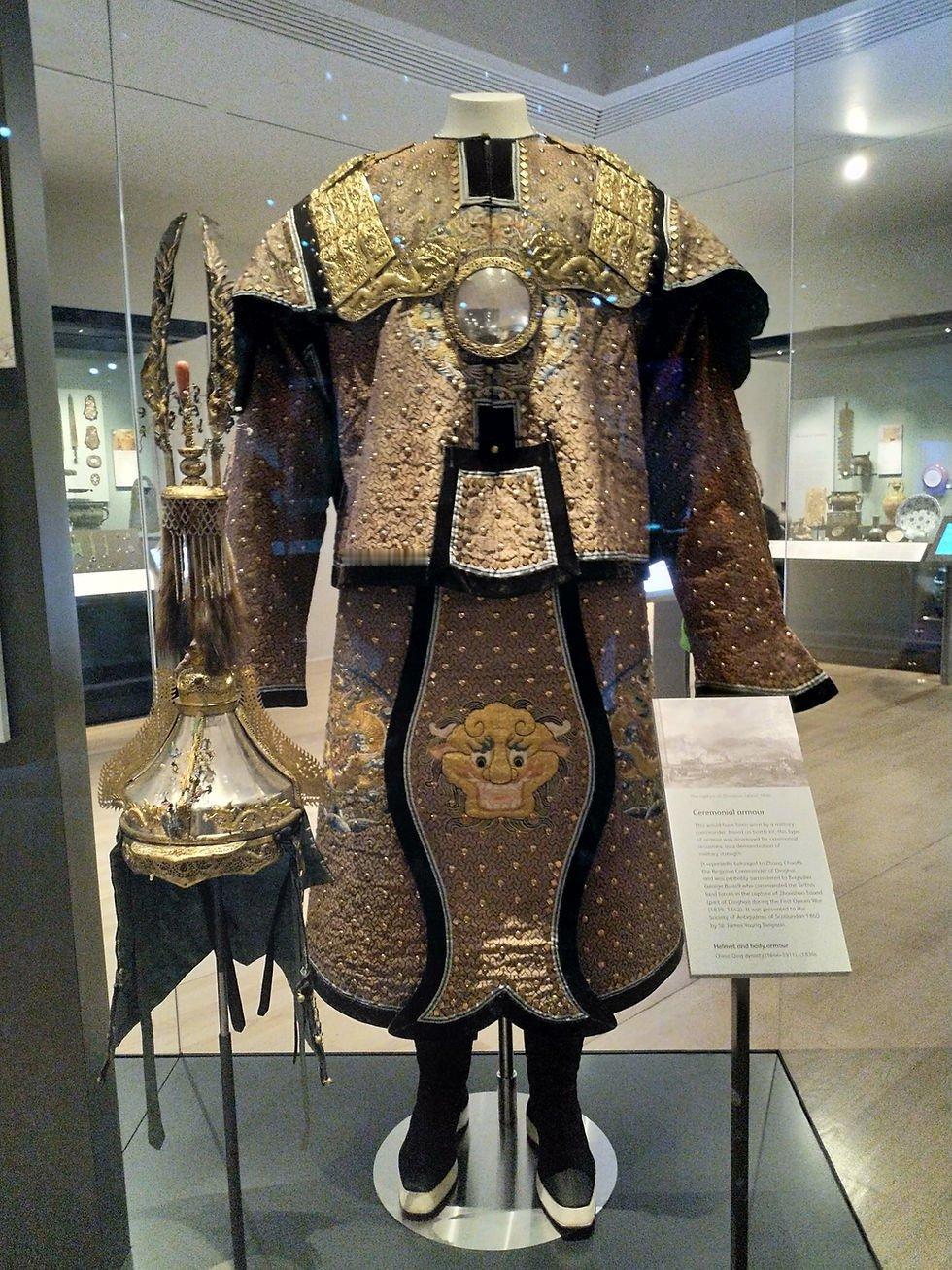 感觉国内博物馆对古代甲胄的保护都不好，看着破破烂烂灰头土脸的。
图中这件甲胄是苏
