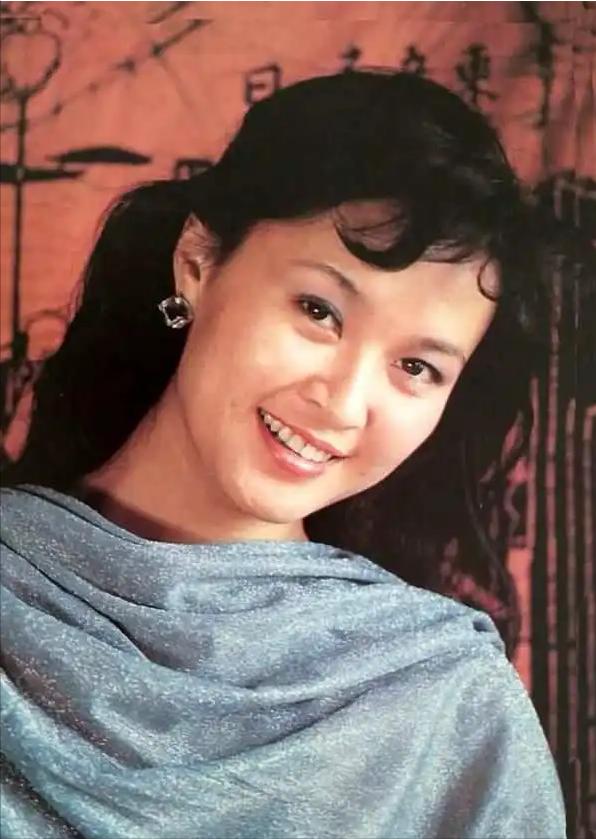 女演员，沈丹萍说，我们表演班里，方舒最漂亮，大大方方的，班里三十个男生，起码有一