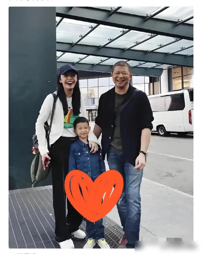 藏了几年突然官宣离婚，姚晨这步棋，与其说是给前夫看，不如说是下给狗仔看的。
 