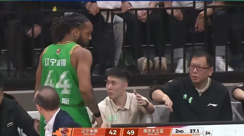 作为辽篮球迷永远支持威尔斯，小龙不是你不够优秀，是季后赛辽篮内线太过薄弱。不知道