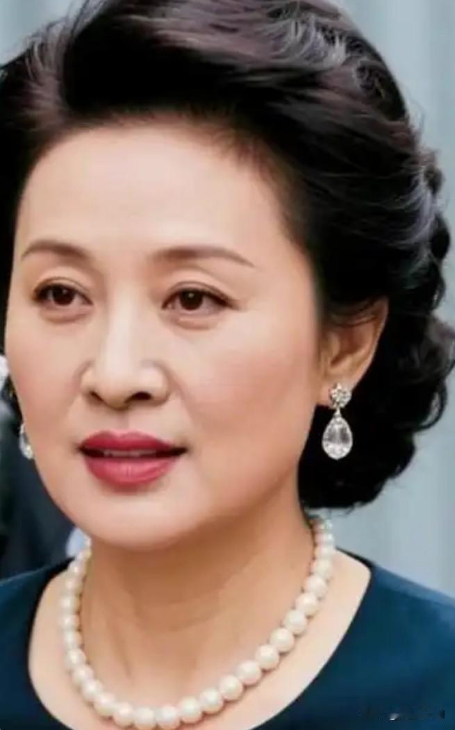 段丽娟1986年出生于湖南衡阳的一个偏远山村，是村里第一个大学生。因家境贫寒，为