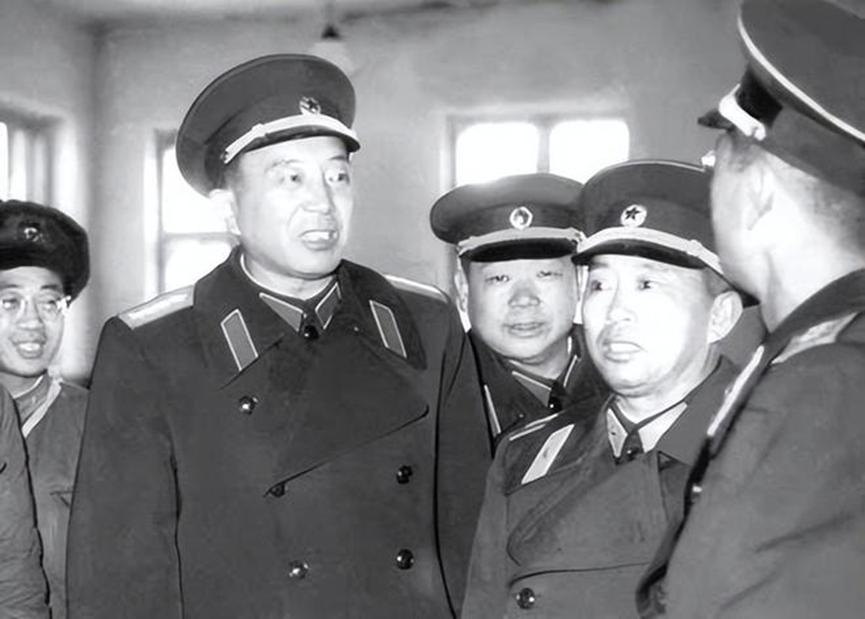 1955年中国首次授军衔时，吴信泉只被授了中将，妻子有些不满，吴信泉拍桌子吼道：