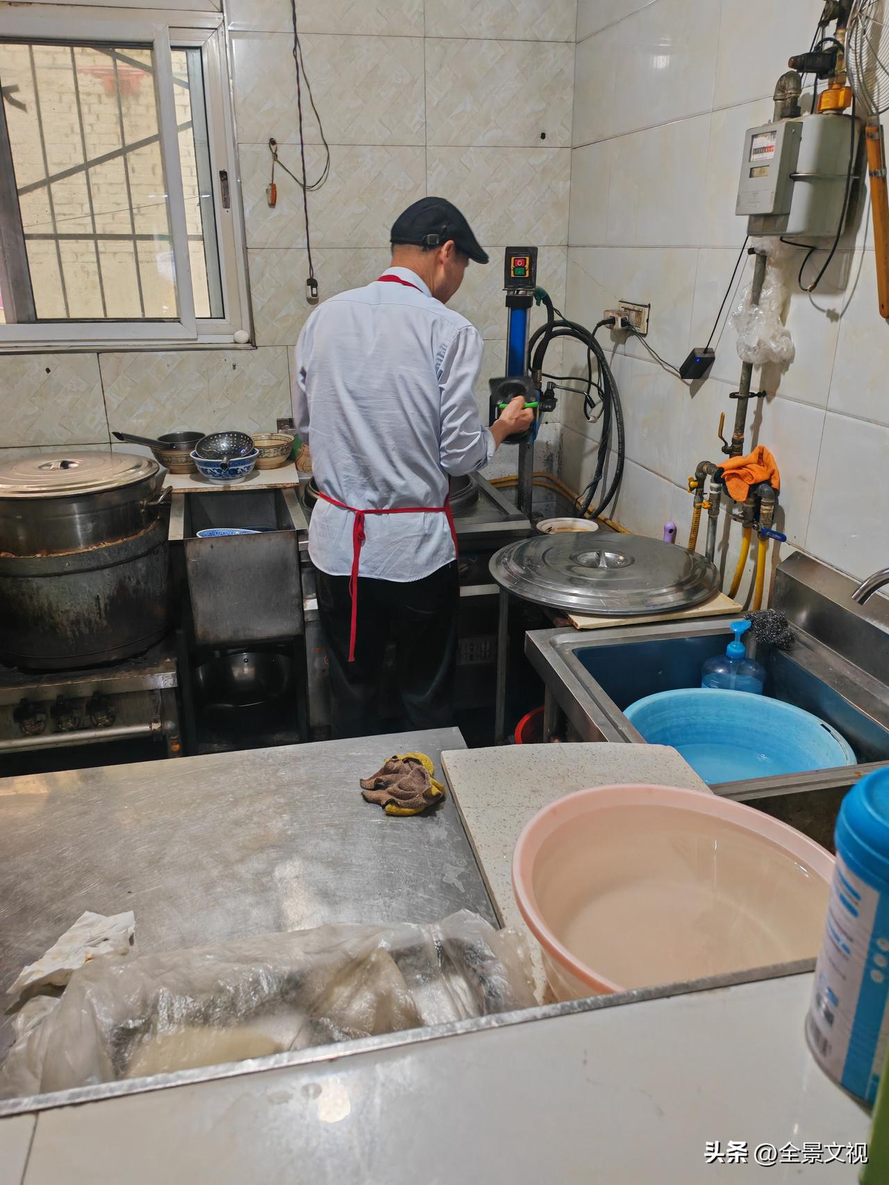 在铜川市印台区吃现压荞面饸饹，让我不解为什么这样？
        昨天下午去外