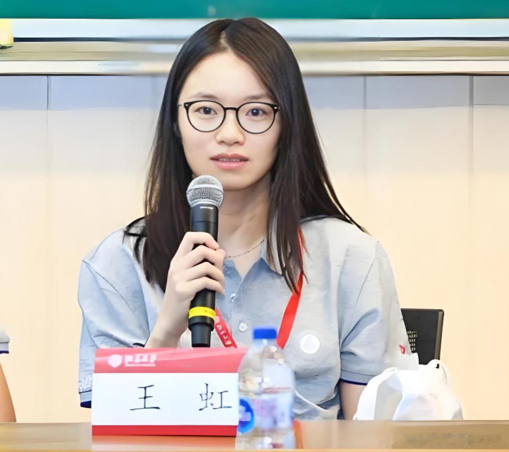 7月23日，35岁的王虹站上了国际数学家大会的领奖台，捧起了菲尔兹奖。这是"数学