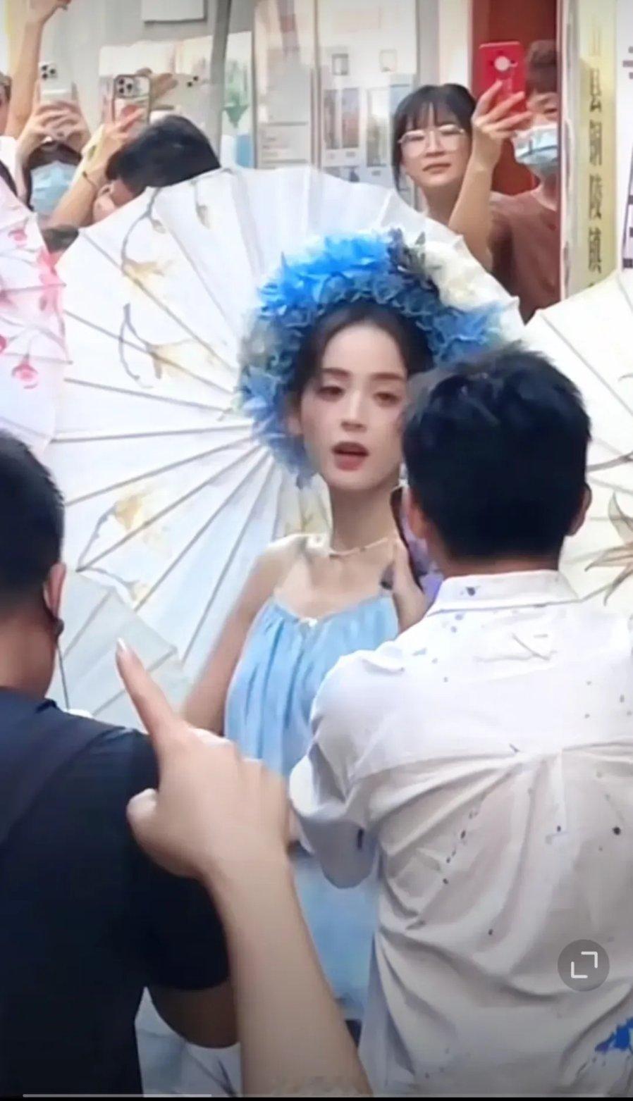 古力娜扎头戴簪花参加综艺，这个颜值不愧是女娲亲手捏的～ ​​​