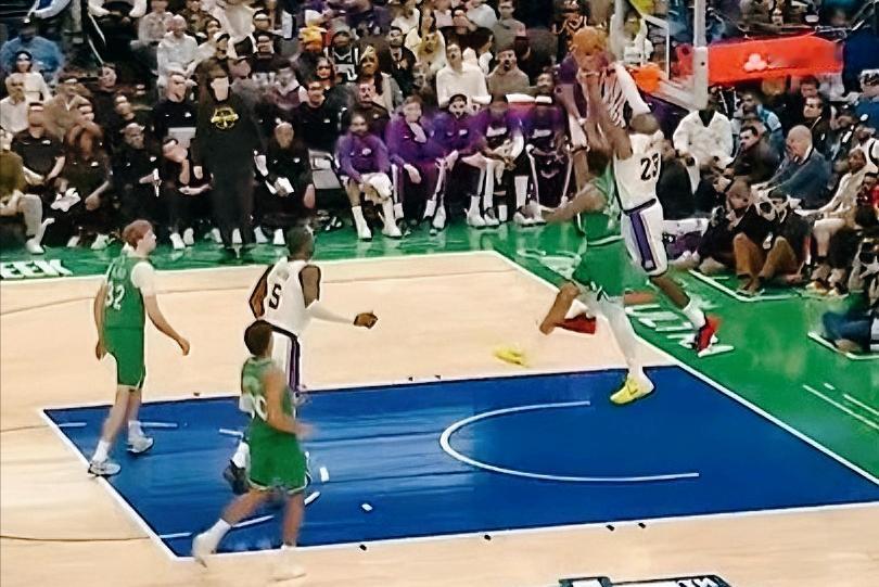 詹姆斯老了！
空接冲筐暴扣竟然失手。
这还是当年飞天遁地的詹皇吗？

第二节 8