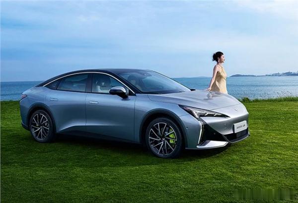 ARCFOX极狐品牌宣布，其全新纯电动中型轿车——极狐阿尔法S5将于6月18日启