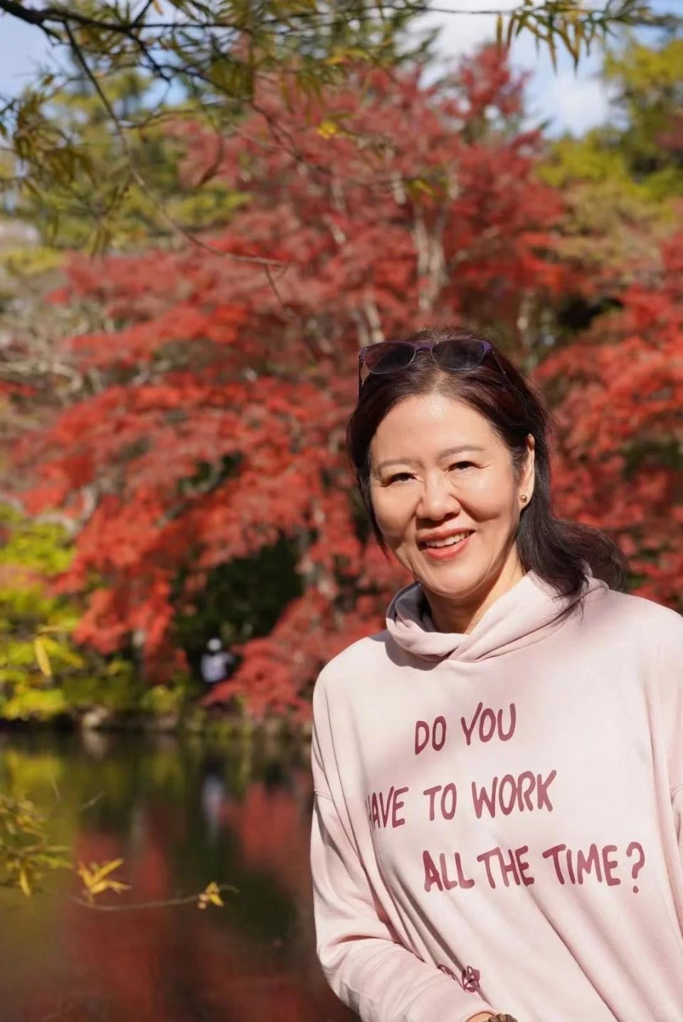 郎平已老，退休在美利坚，与女儿在一起，享受加州阳光，曾经的中国女排如今似已不再辉