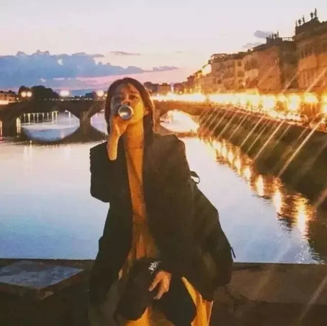 夏天的夜晚，和朋友坐在路边吃烧烤，喝着冰啤酒，聊到深夜，觉得这样的时光真好。 