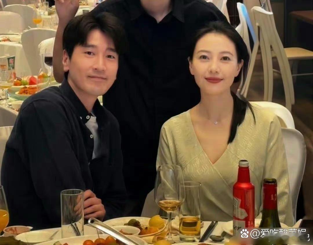 原来明星和我们普通人一样啊，高圆圆赵又廷参加朋友婚礼，周围宾客该吃吃，该喝喝，谁