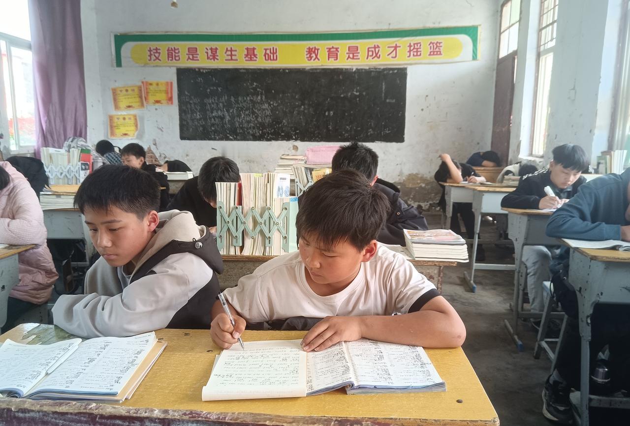 农村学生的状态和思想令人担忧，再这样下去，农村教育一定会崩盘和无可救药的。
现在