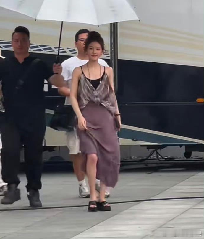 赵露思线下穿搭是这样的，别活在精修里了 ​​​