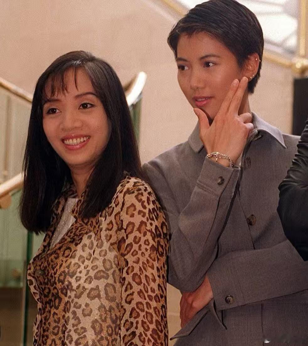 袁咏仪晒照为梅艳芳庆62岁冥诞袁咏仪晒照连续16为梅艳芳庆冥诞，都是特别特别好的