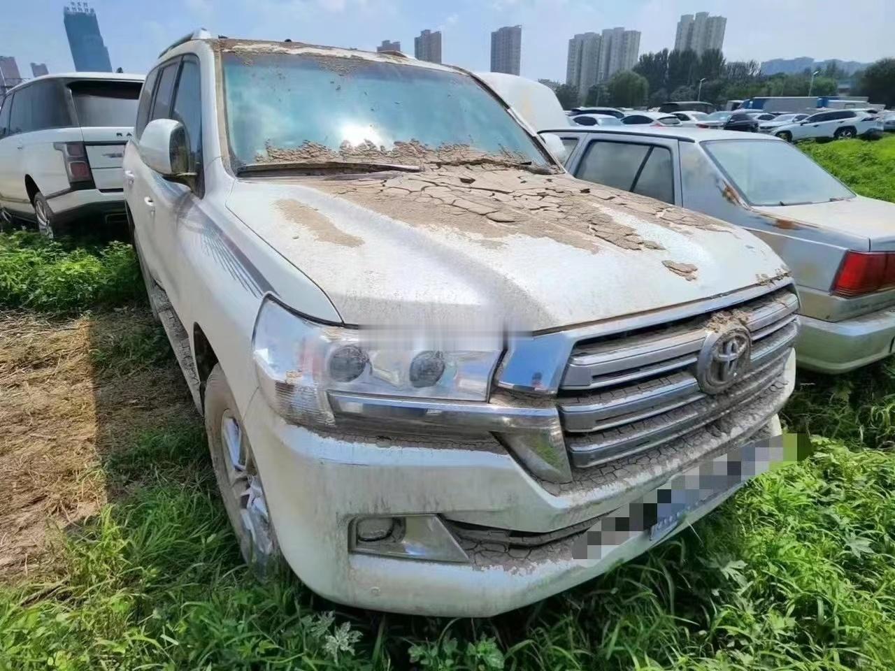 港口的陆巡4.0价格奔着六十万大关冲过去了~~~这么好卖的车也得砸价获客了！！