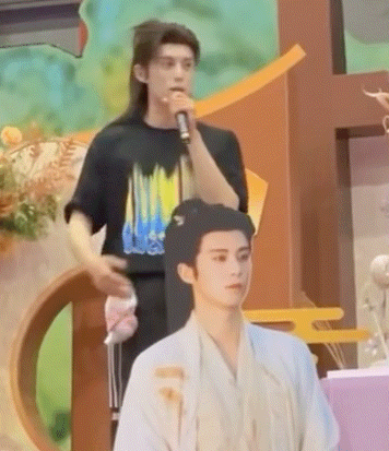跟毛毛讲话的时候不小心又顺手给了孩子两下紧急哄娃 ​​​