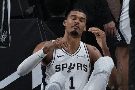 焦点战落幕！开拓者客场3分险胜马刺，系列赛重回同一起跑线，而比赛最大变数来自马刺