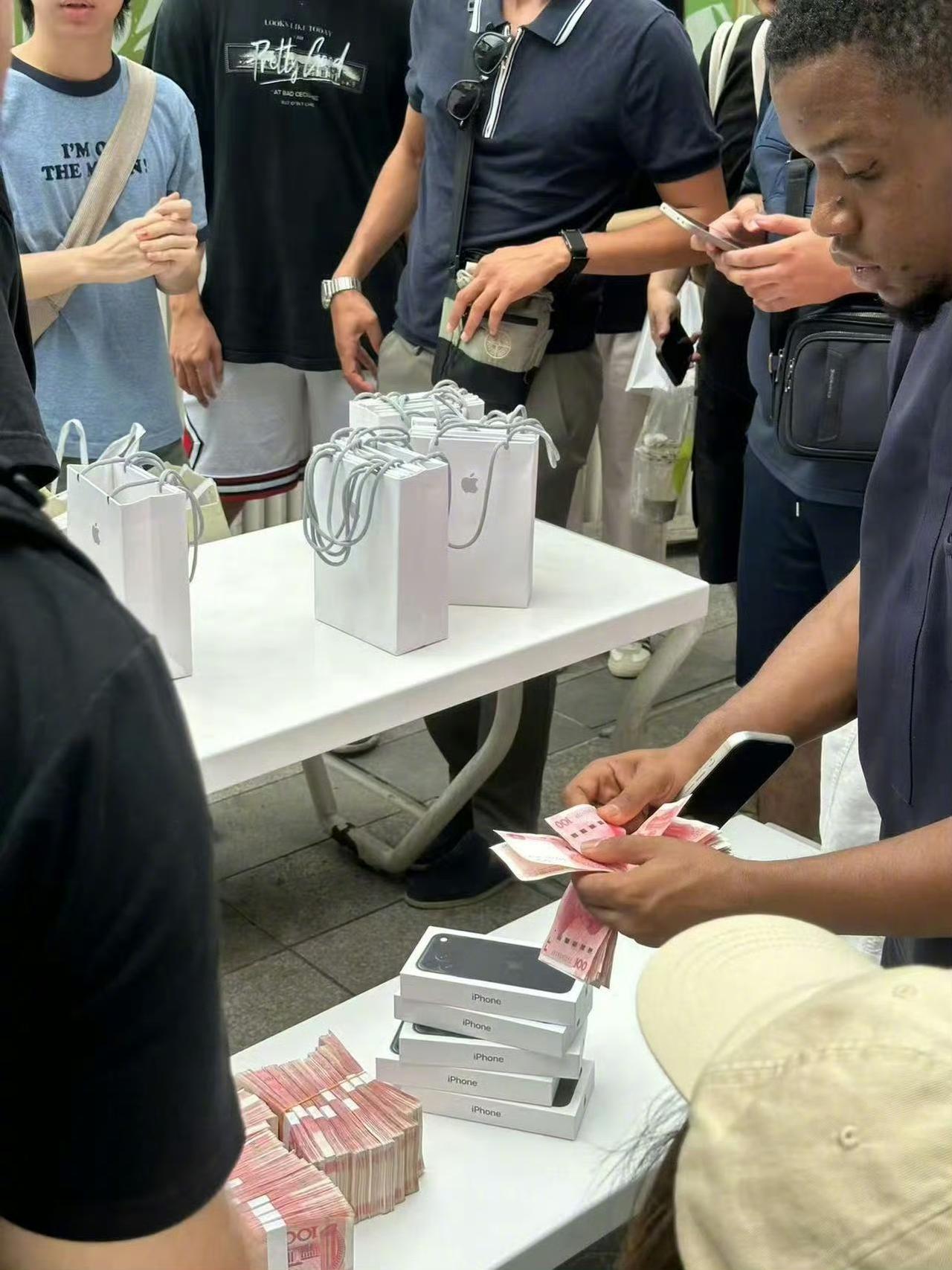 iPhone18 Pro系列首销当日盛况！各大门店外面又出现了加价收机的情况！
