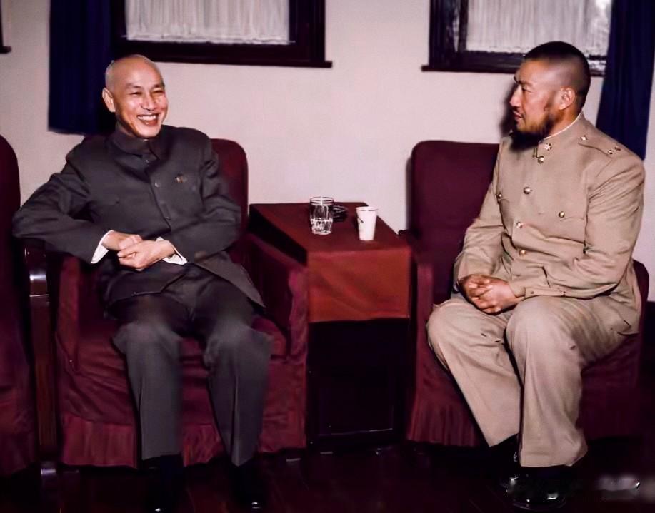 一九四八年，在西安的蒋中正和马步芳。这可不是演戏，也而非演员所饰演，而是当时老蒋