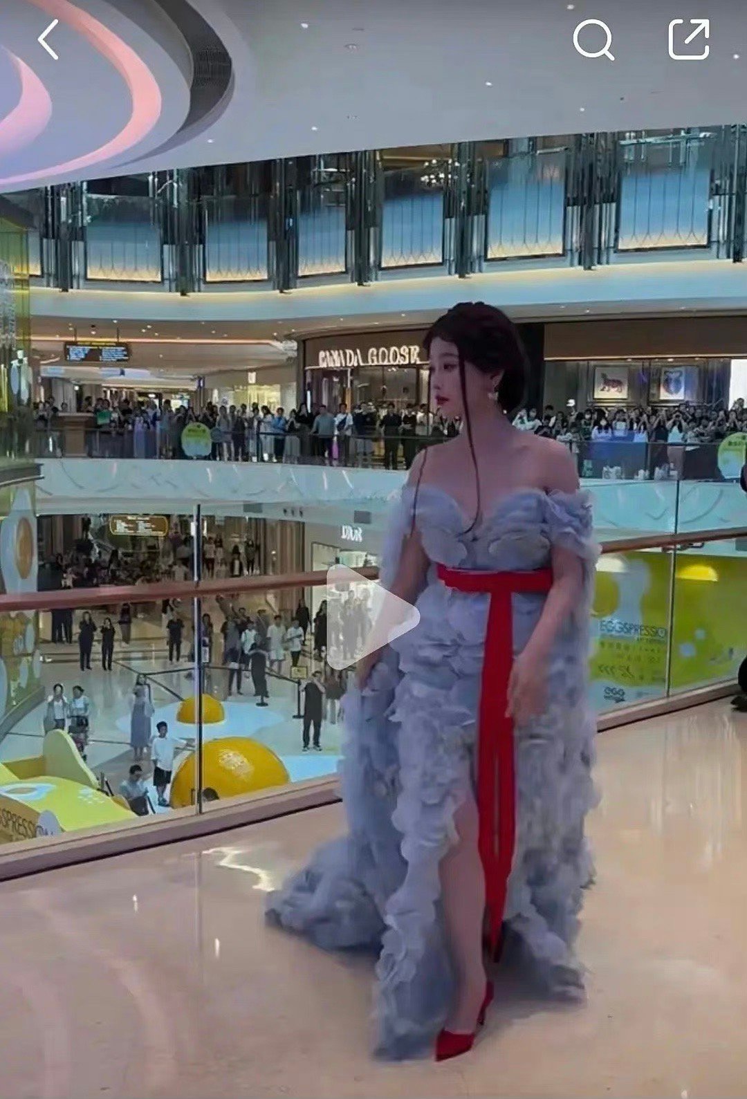 虞书欣昨天出席活动的生图引发热议！有网友吐槽虞书欣该减肥了……却被虞书欣粉丝怒怼