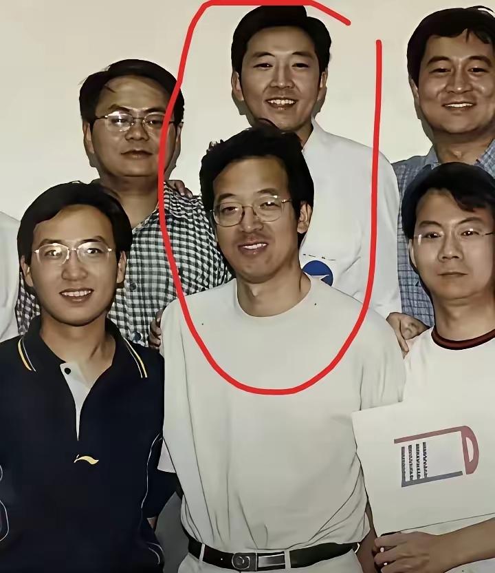 俞敏洪和陈行甲并非大学同学，
俞敏洪毕业于北大西语系，
陈行甲本科是湖北大学，