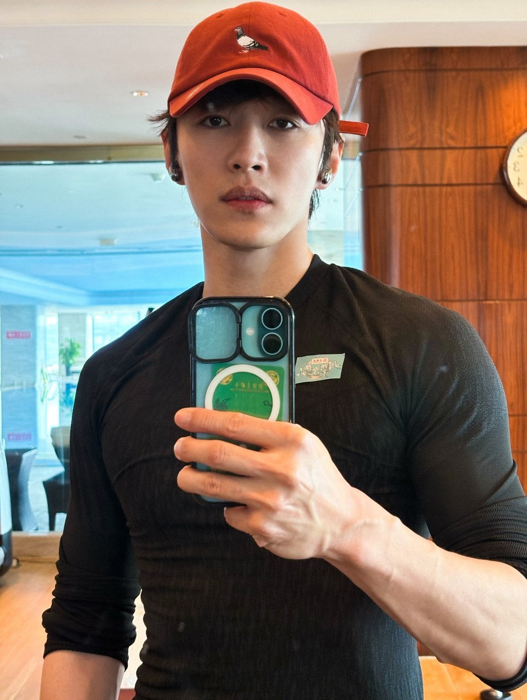 代旭的一组自拍～“运动完 去开店了健了个身满血复活啦” 