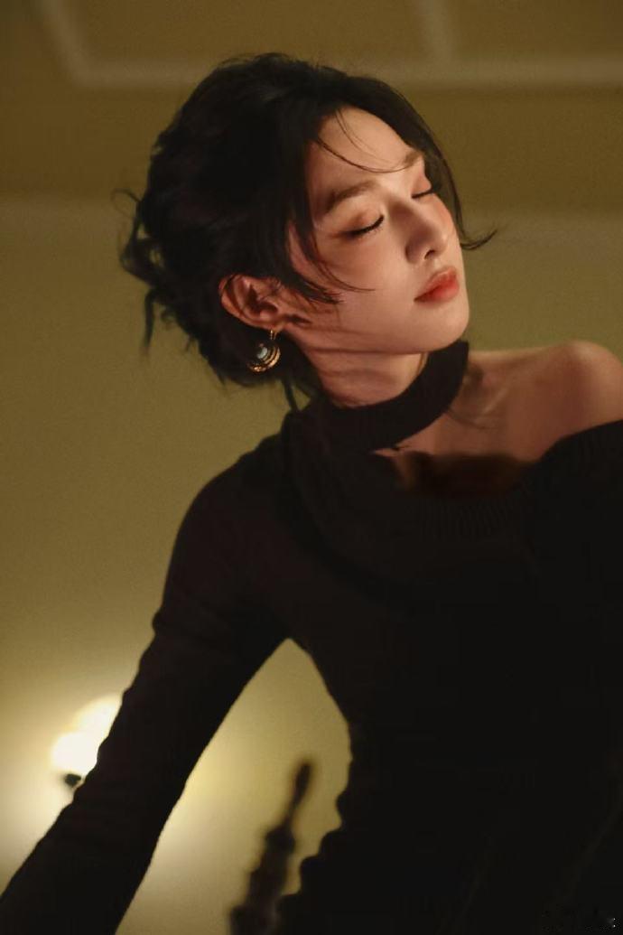 彭小苒走红毯前喝豆汁彭小苒红毯前喝豆汁也太随性大方了！不端着不做作，状态松弛又可