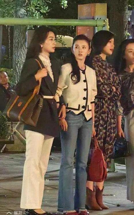 宋祖儿在人群中白的发光，难怪那么多人喜欢她 ​​​